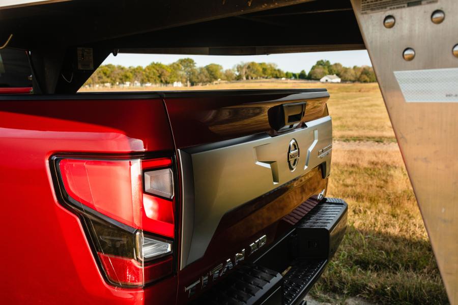 Детали экстерьера Nissan Titan XD Platinum Reserve Crew Cab 2019 года  (фото 15 из 34)